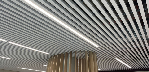 Реечный потолок — стильное и современное решение